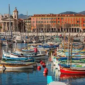 https://au-coeur-du-port-rue-rusca.fr-provencehotel.com
